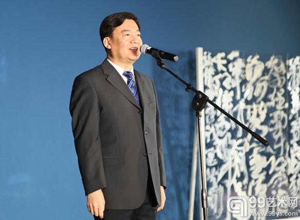 中央美术学院党委书记高洪宣布展览开幕