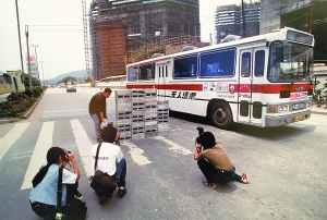 林一林行为作品《安全度过林和路》，1995年于广州（邢丹文拍摄）