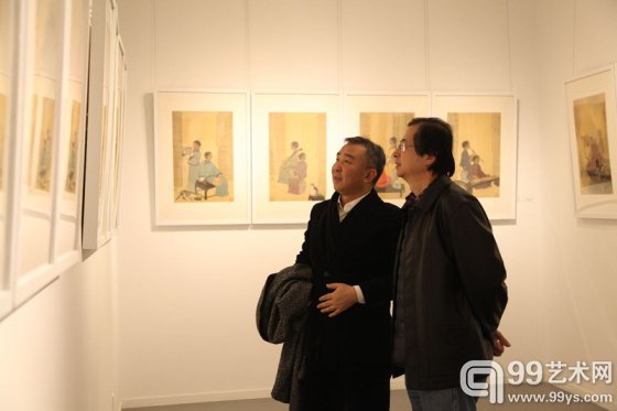 中央美术学院副院长董长侠参观展览