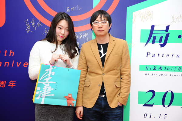 抽奖嘉宾与获奖者合影