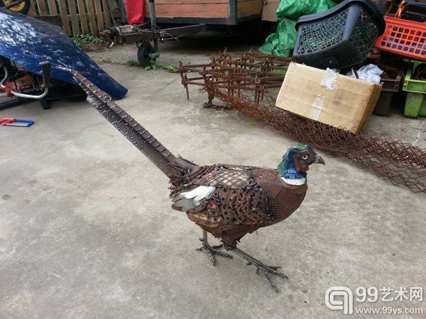 英雕塑家巧手将废金属零件变成精美动物