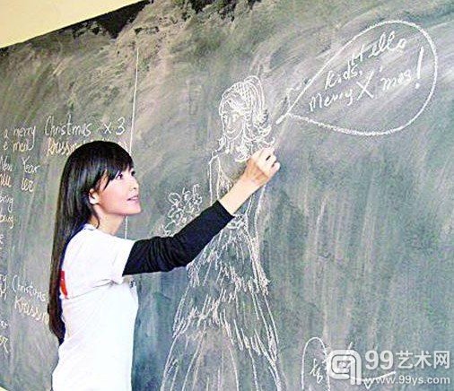 周慧敏探访贫困山区儿童的时候即兴画作，相当霸气。