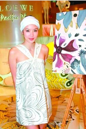 乐基儿在做模特时，无聊就拿起画笔在纸上涂鸦。开始只是随意乱画，后来她爱上油画还无师自通，甚至将作品裱在家中墙上做装饰。