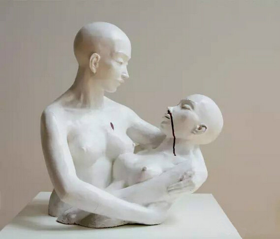 王宝菊 《我抱着我自己》 玻璃钢 55×50x×30cm (2010年)