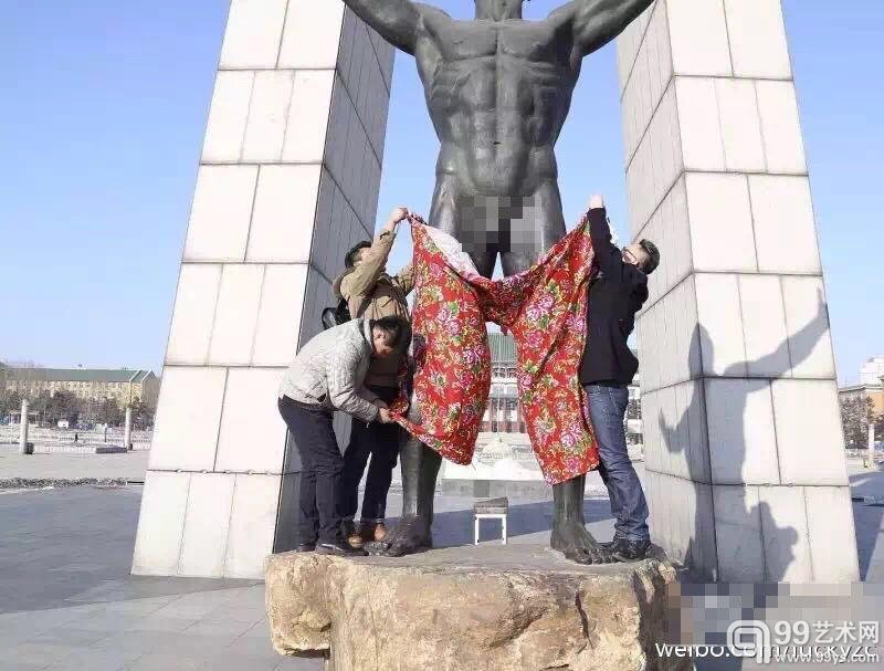 长春`裸男`雕塑被恶搞：穿上东北花色七分裤