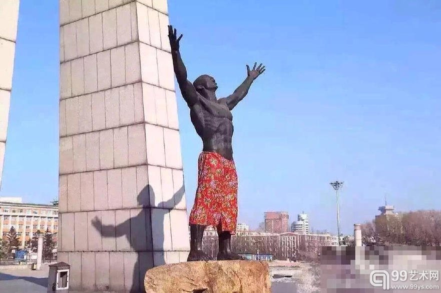 长春`裸男`雕塑被恶搞：穿上东北花色七分裤