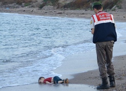 小难民的照片震惊欧洲