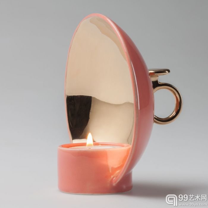 Mascot incense burners by Ionna Vautrin 粉色的烛台，有点像卫星或者竖立的碗，很女性化。