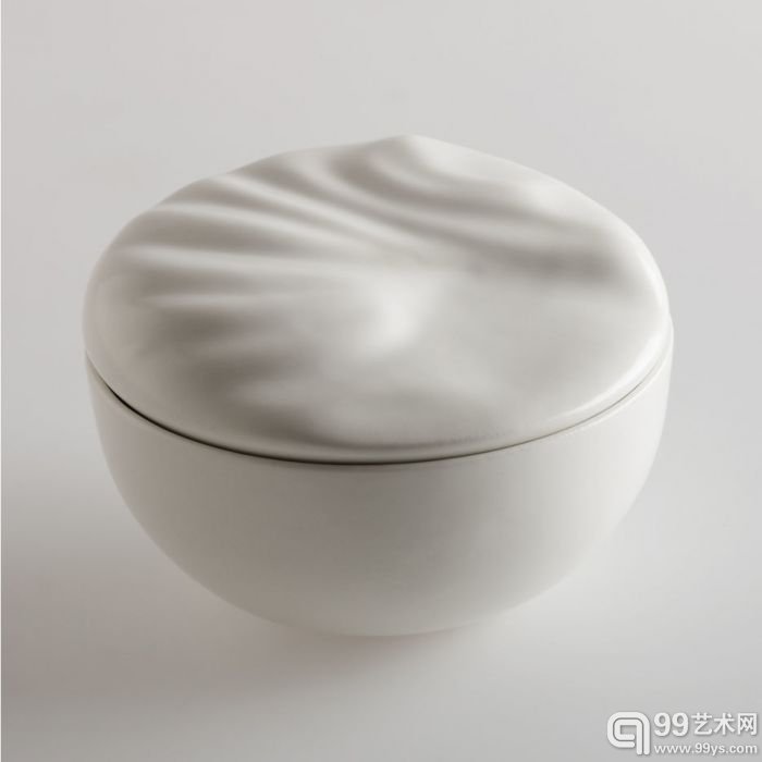 法国设计师 Constance Guisset 带来的是一款白色的储物盒，它有着像贝壳一样纹路的盖子，或者可以看做奶油冰淇淋。