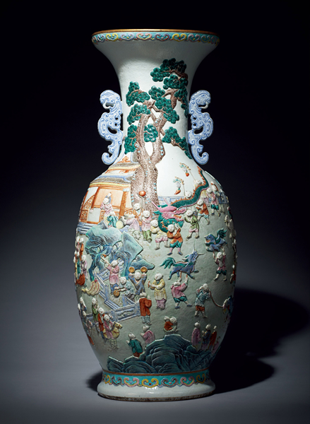 Lot 0430 - 清嘉庆 浮雕粉彩百子闹元宵双耳大瓶 H:86cm JPY:40,000,000 - 50,000,000 RMB:2,200,000 - 2,750,000 来历:Sotheby