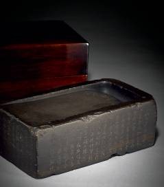 Lot 1608 - 明末清初 金俊明铭兰亭序澄泥砚 款识:耿庵金俊明铭 钤印:云楼 L:20cm; W:10.5cm; H:7cm JPY: 600,000-700,000 RMB: 33,000-38,500 出版:《静妙轩藏砚》,静妙轩主人编,上海书店出版社出版,2006年,P48,49