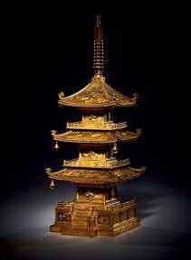 lot 1353 - 明治时期 京都驹井 铁地金象嵌满工三层塔 底款：日本国京都住驹井制 H:35 cm JPY: 4,500,000-5,000,000 RMB: 247,500-275,000