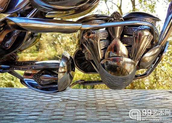 美艺术家用勺子造摩托车工艺品 全部手工完成