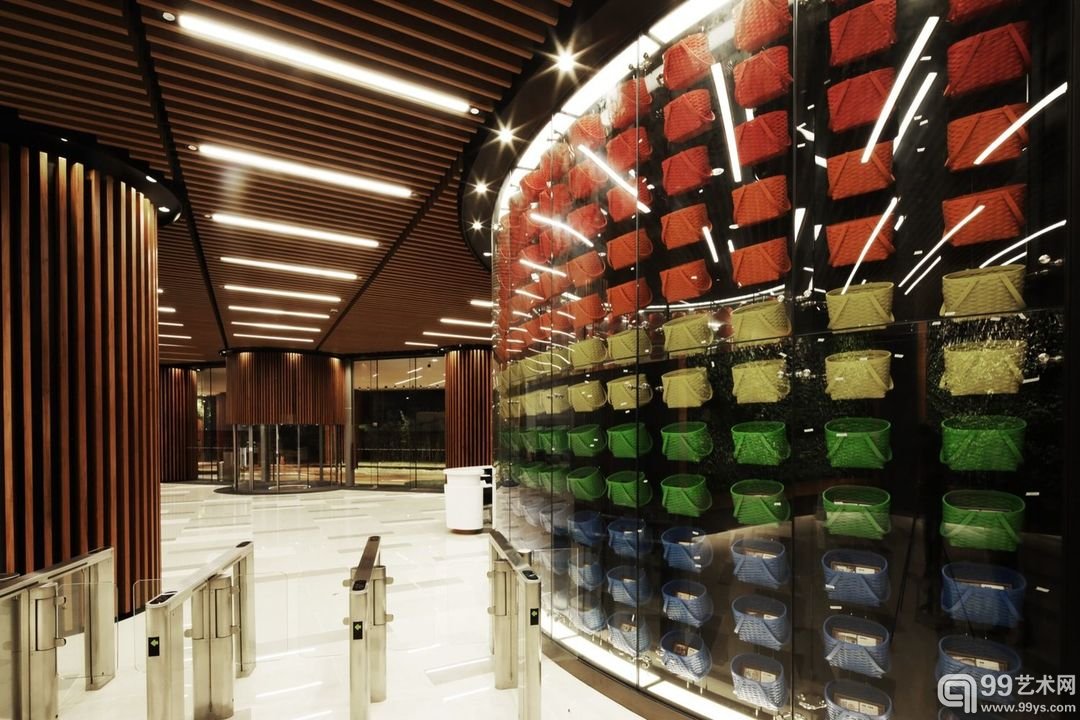 香港这个卖滋补品的公司，办公楼门厅也挺气派