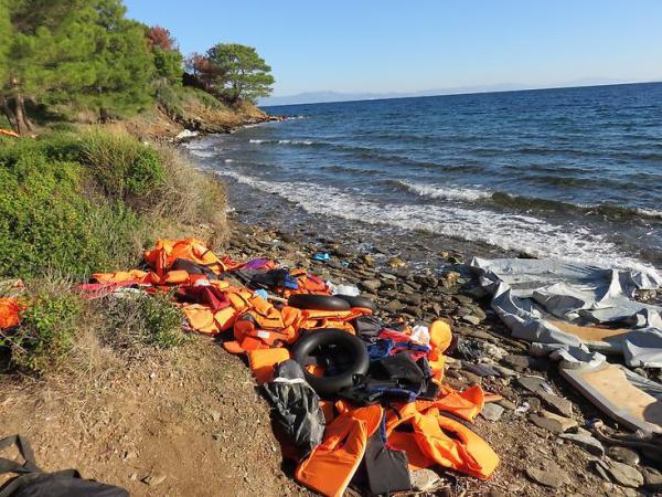 被遗弃在希腊海滩的救生衣