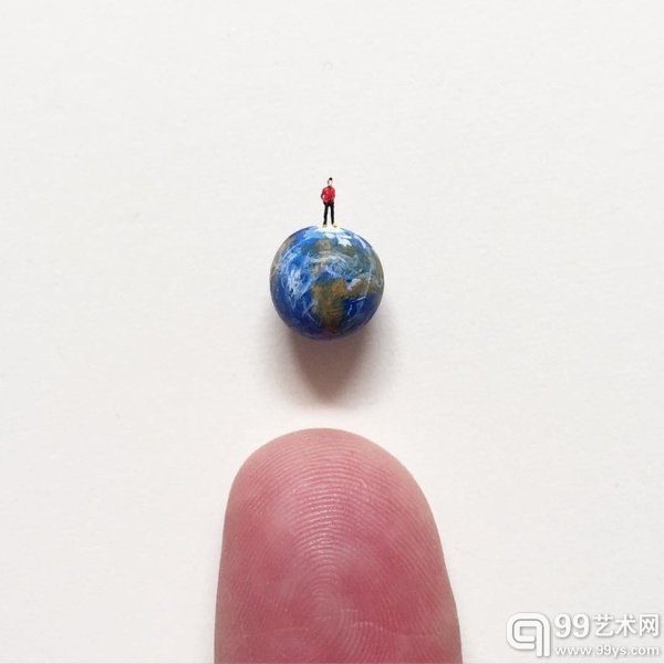 熟知的一花一世界，在此甚至成了一指尖的世界。到底多少光年以外看着地球，会是这样的大小呢？