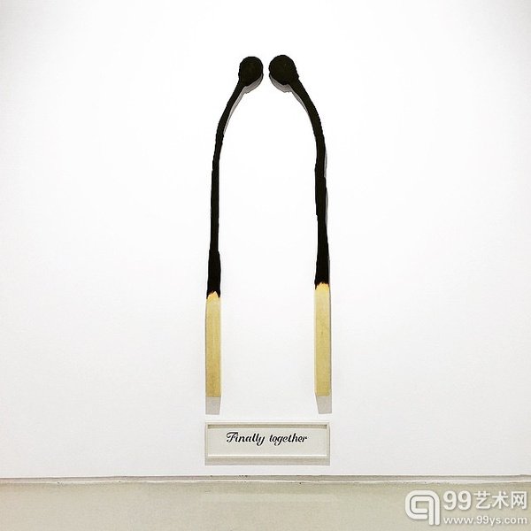 「终于在一起」这组小作品，不知怎么的看了眼眶泛热。或许相爱的本意就是点火，取暖或烧伤在所难免，直到我们熄灭，就能用最真实的面目面对彼此了吧。