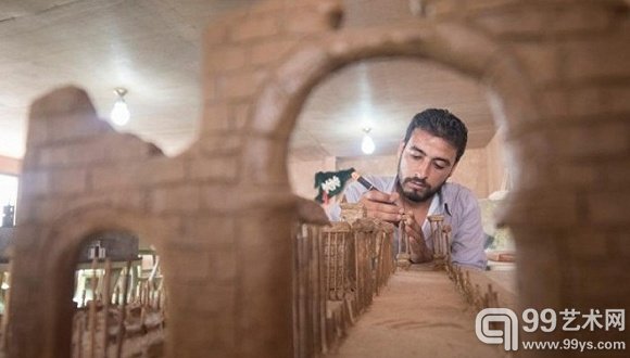 一年前,巴尔米拉(Palmyra)在伊斯兰国武装分子的炮火中毁灭,穆罕默德·哈里里(Mahmoud Hariri)用黏土制作出了一个巴尔米拉的复制品。(图片来源:联合国难民署/Christopher Herwig)