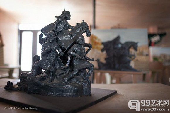 阿尤布·苏丹萨拉丁 (Ayyubid Sultan Saladin)雕像的复制品。苏丹萨拉丁是一位军事政治领袖,领导了12世纪穆斯林反对欧洲十字军的运动。这座雕像如今依然矗立于大马士革,还没有遭受到严重的破坏。