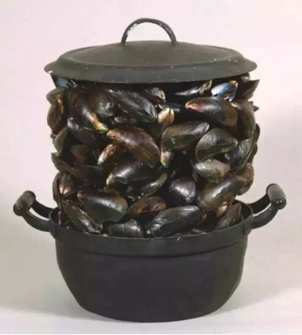 《砂锅与合着的青口壳》（Casserole and Closed Mussels），马塞尔·布达埃尔，1964年