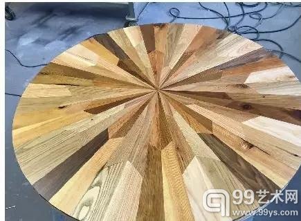 她将纽约的废木头变身艺术品