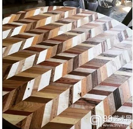 她将纽约的废木头变身艺术品