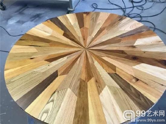 她将纽约的废木头变身艺术品