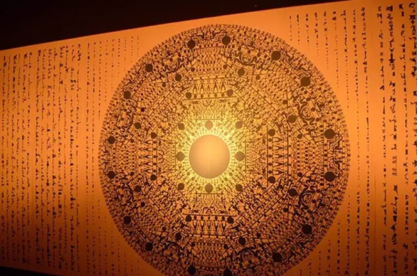 《大平安》剪纸装置  作品中部圆形为剪纸主体，外部竖形符号是对“废弃”部分的再利用