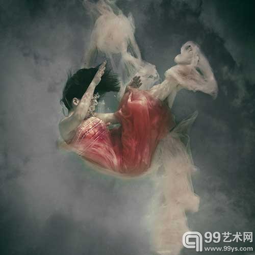 华丽梦幻 法国女摄影师水下人体作品