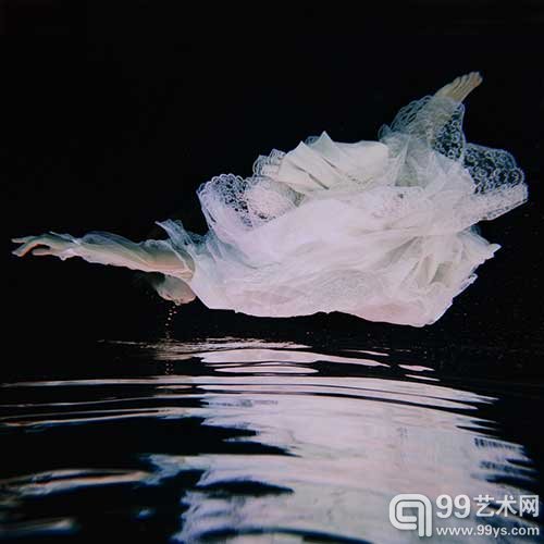 华丽梦幻 法国女摄影师水下人体作品