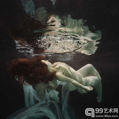 华丽梦幻 法国女摄影师水下人体作品