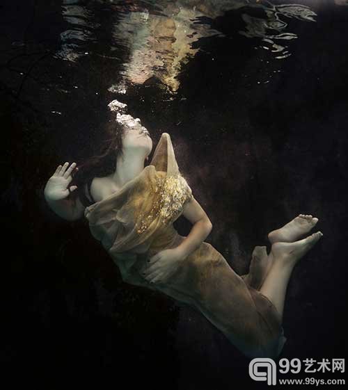 华丽梦幻 法国女摄影师水下人体作品