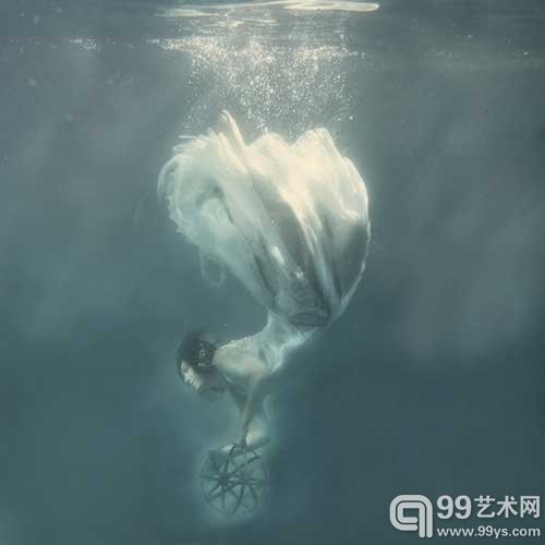 华丽梦幻 法国女摄影师水下人体作品