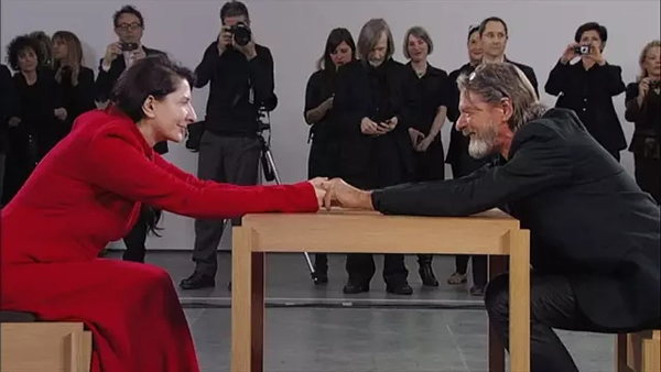 瑞娜·阿布拉莫维奇（Marina Abramovic）和乌雷（Ulay）。上图：《情人—长城》（The Lovers-The Great Wall Walk），1988；下图：The Artist is Present, Marina Abramovic, 2010, Performance Art, Duration 736 hours and 30 minutes, MoMA, New York。（玛瑞娜和乌雷当众和解，我记得是乌雷先行伸手，结果看了梦茜插播的现场录像，倒是玛瑞娜先伸手，乌雷于是释怀傻笑，趋前一握。我写稿子不参考资料，单凭记忆，记忆不是资料，常出错。十六集中许多引述都有错误和盲点，谢谢梦茜找来资料，以正视听。——陈丹青）