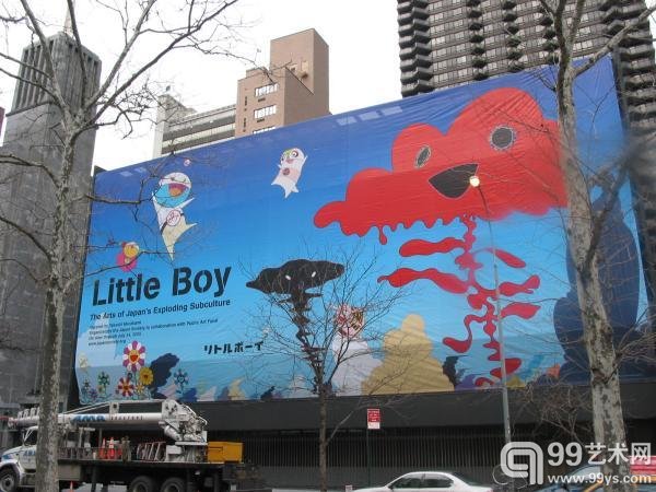 纽约日本协会室外《Little Boy》展览看板，2005年。看板图片：村上隆、Eco Eco Rangers Earth Force，2005年。村上隆／Kaikai Kiki Co., Ltd. 富井玲子摄