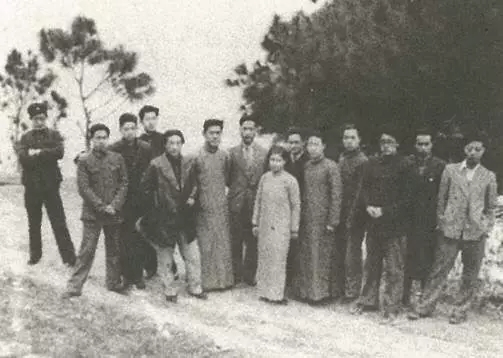 1938年孙宗慰（左一）与徐悲鸿（左五）、吴作人（左七）、艾中信（右一）等中央大学艺术系的师生合影