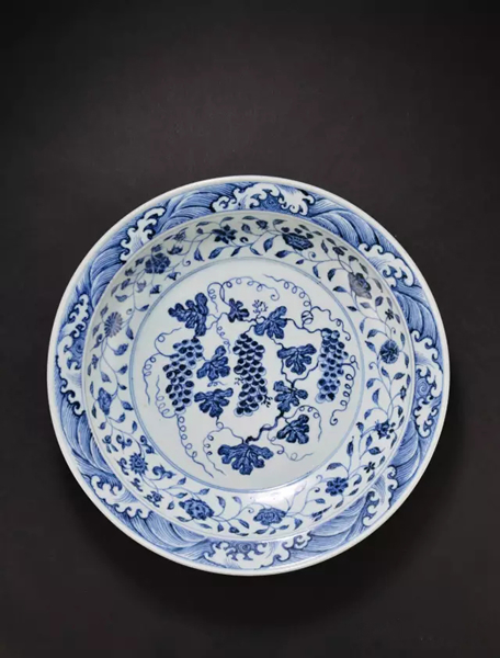 明永乐　青花海水葡萄纹盘 H 7.3 cm.  D 38.4 cm. 来源：徐展堂在望山庄旧藏