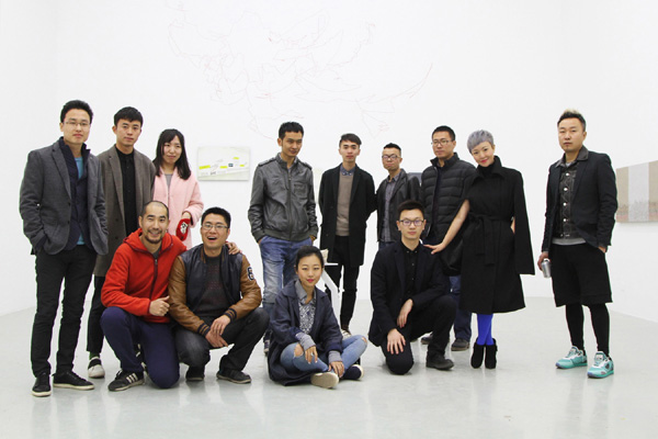 策展人王澈(左一)、明天文化市场总监张礼(右一)、六位展览艺术家与艺琅国际工作人员合影