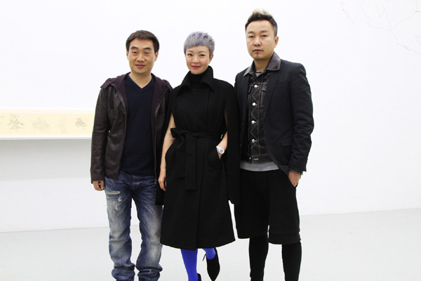 从左至右:艺术家杨黎明、艺琅国际创始人谢蓉、明天文化市场总监张礼