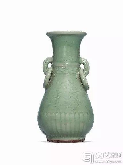 拍品编号73 元/明　　龙泉青釉刻花环耳瓶 高9寸 (22.8公分) 港元90,000-150,000