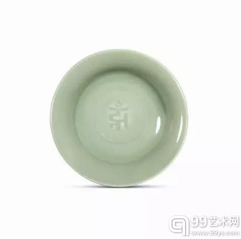 拍品编号97 元/明初 龙泉青釉刻梵文盘 口径6 3/4寸 (17.1公分) 港元180,000-250,000