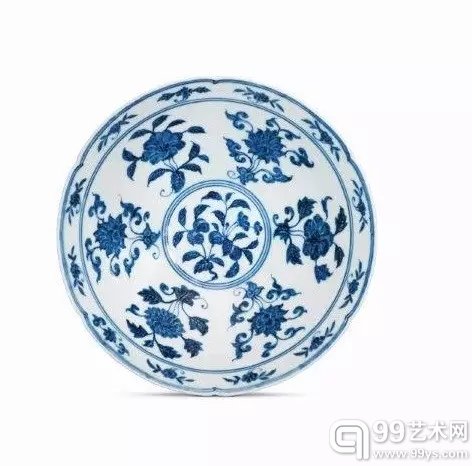拍品编号99 明宣德 青花折枝花果纹葵口盌 双圈六字楷书款 口径8 7/8寸 (22.7公分) 港元800,000-1,200,000