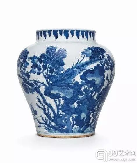 拍品编号119 清康熙 青花鴙鸡牡丹图大罐 高14 1/4寸 (36.2公分) 港元200,000-300,000