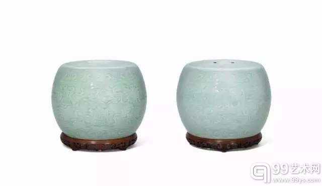 拍品编号115 清十八世纪　 　 豆青釉刻八吉祥纹鼓墩式座一对 高7 3/8寸 (18.7公分) 港元150,000-200,000