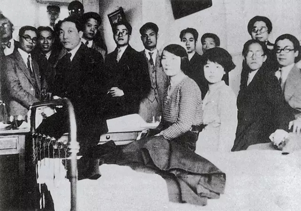 1933年5月在法国学习美术的留学生与再次赴法的徐悲鸿合影于巴黎（后排右五为胡善馀）