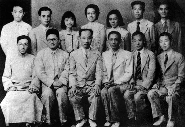 颜文樑（前排左三）与朱士杰（前排右二）、陆寰生（前排右生）及部分苏州美术专科学校的师生合影