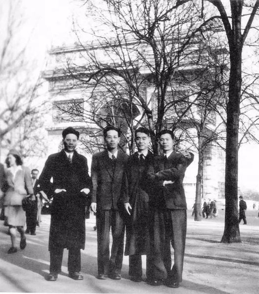1947年，吴冠中（右一）与中国留学生在巴黎凯旋门