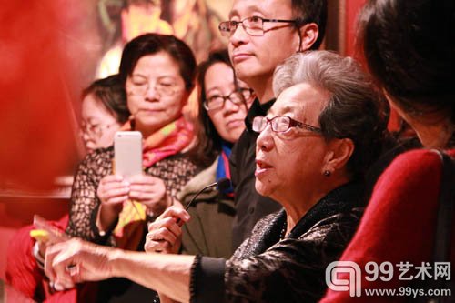 展览现场司徒双讲解作品