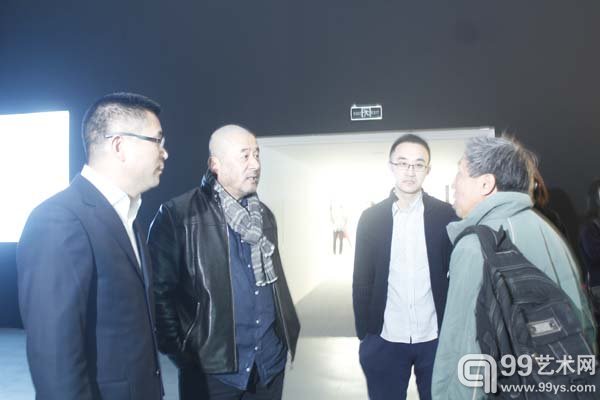 艺术家张培力与友人交谈
