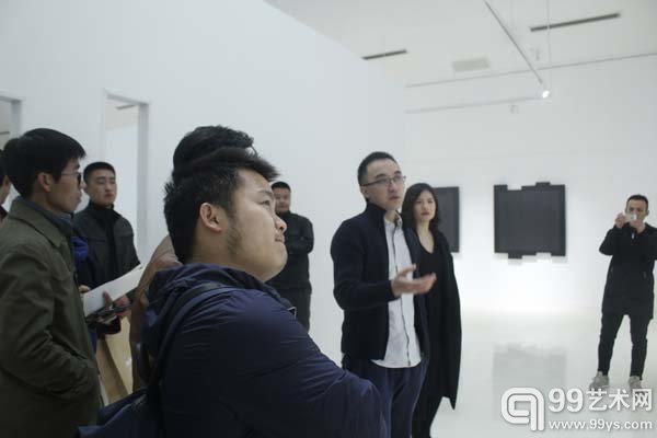艺术家刘国强、策展人王旖旎为媒体导览